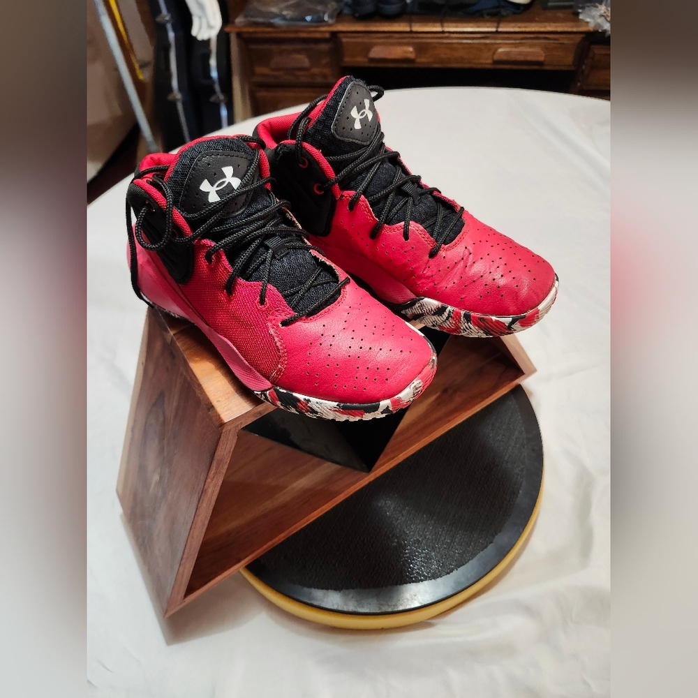 Under Armour Red Leather Mesh Youth's Jet 21 Basketball Mid-tops - Size 6